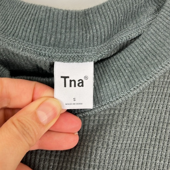 Aritzia TNA Forest Green Waffle Knit Long-Sleeved Shirt - Picture 8 of 11